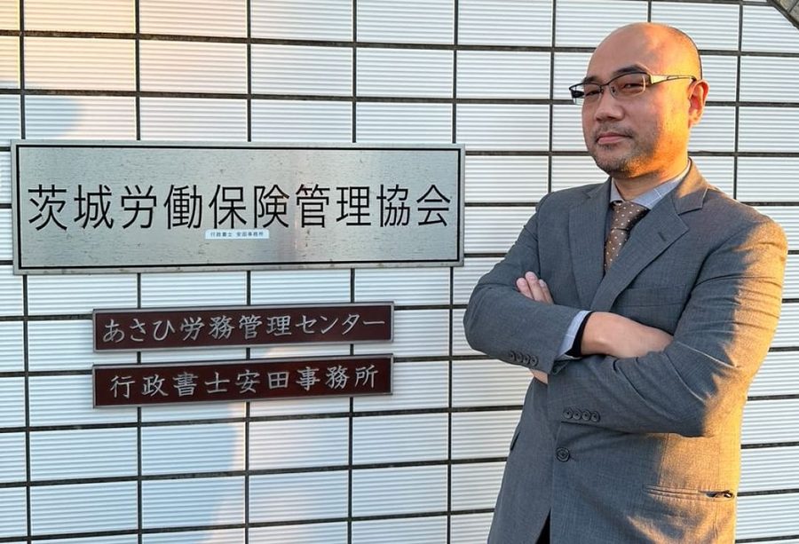 株式会社あさひほうむ 事務所前に立つ代表取締役